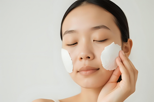 Por que limpar a pele diariamente é essencial para sua beleza - Unnamed Cosmetics