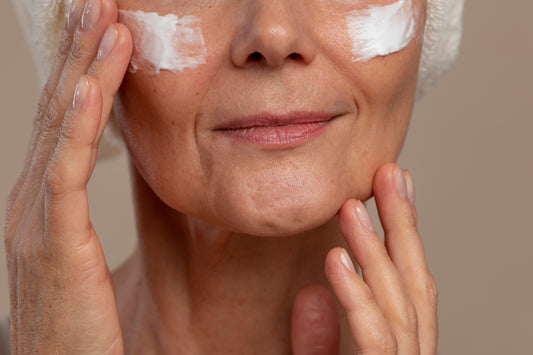 Como hidratar a pele do rosto diariamente: guia fácil e eficaz - Unnamed Cosmetics