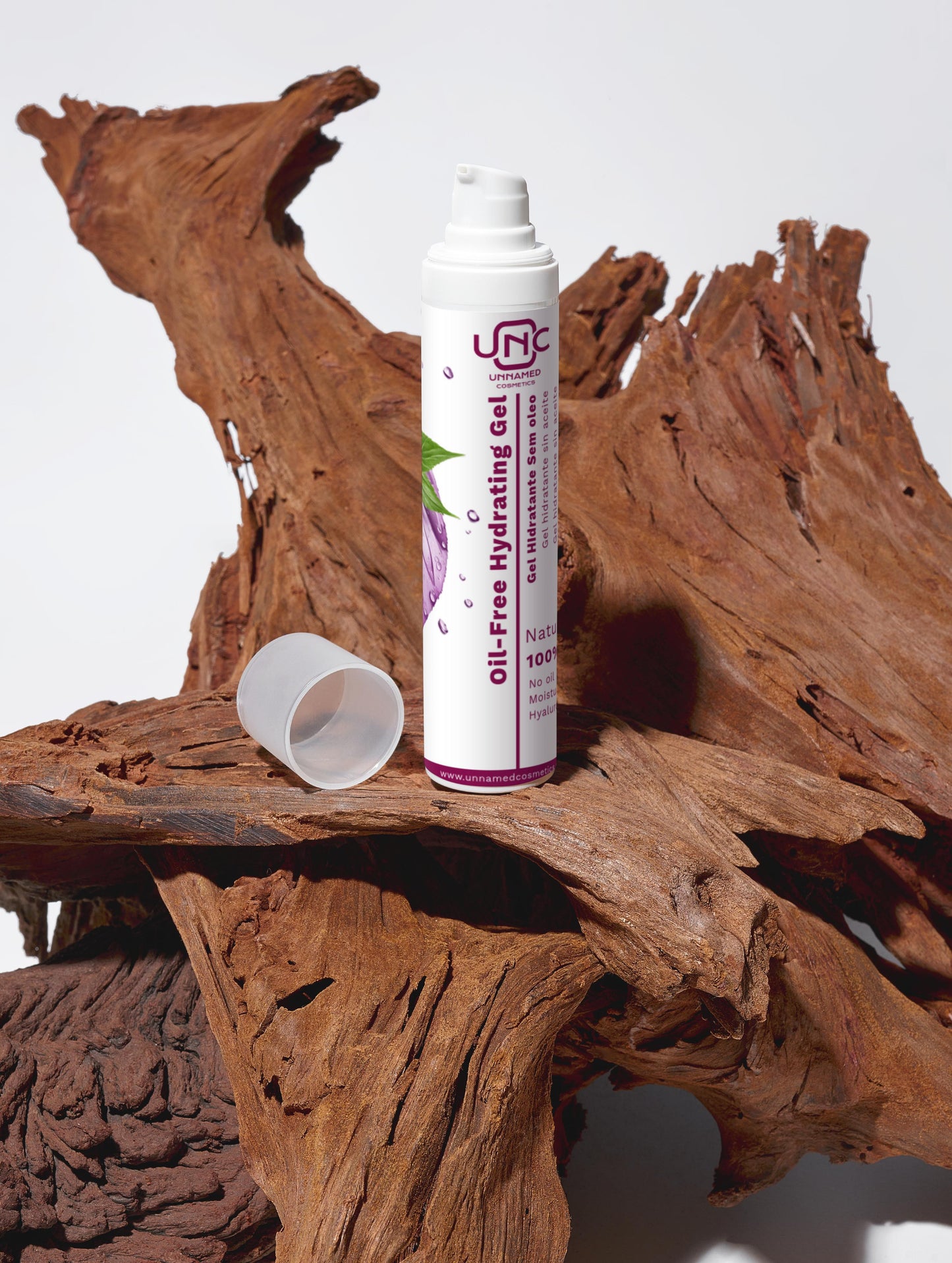 Gel hidratante oil-free em embalagem branca com aplicador, sobre madeira decorativa