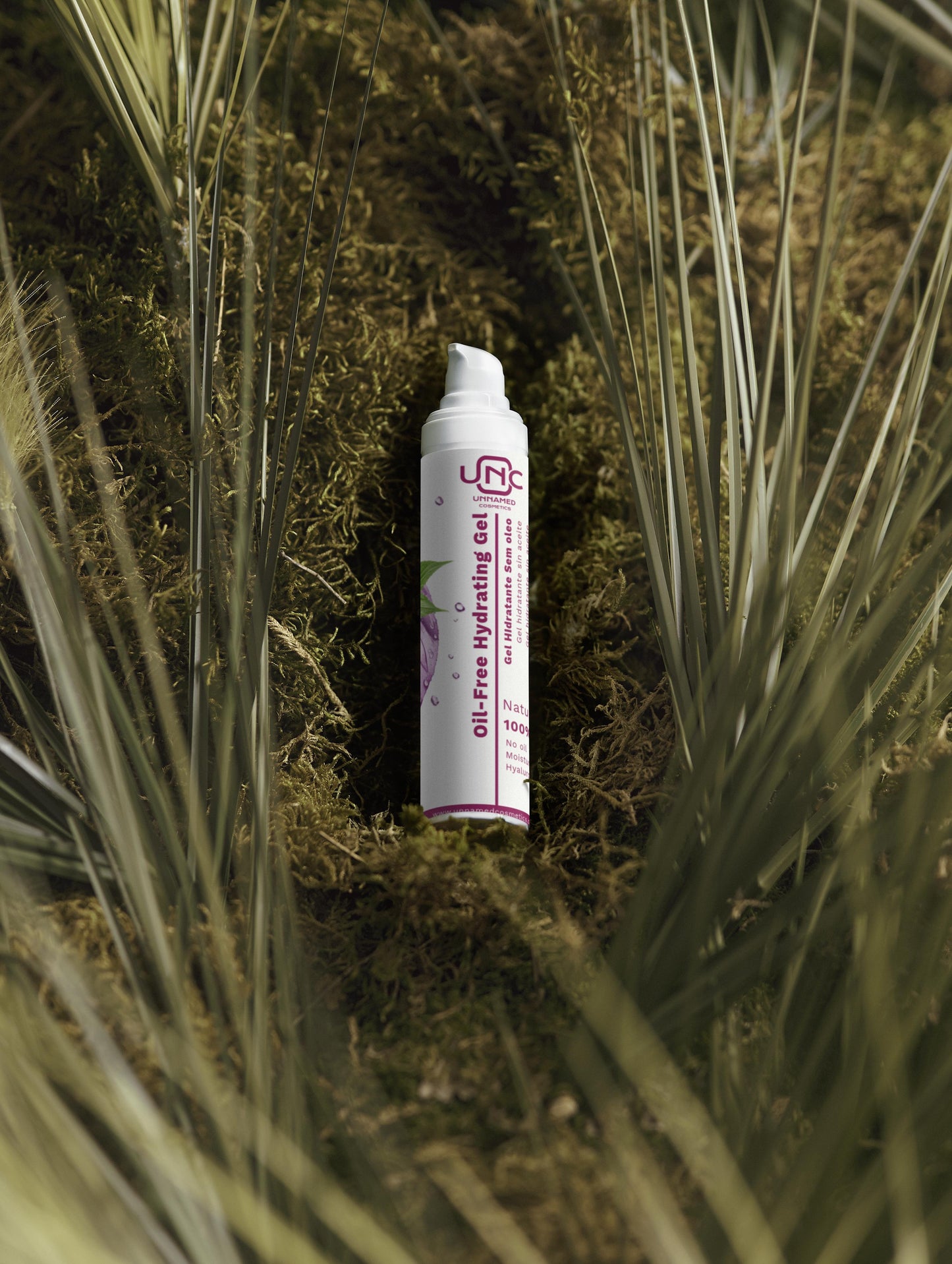 Gel hidratante oil-free em embalagem branca com detalhes rosa sobre musgo e plantas