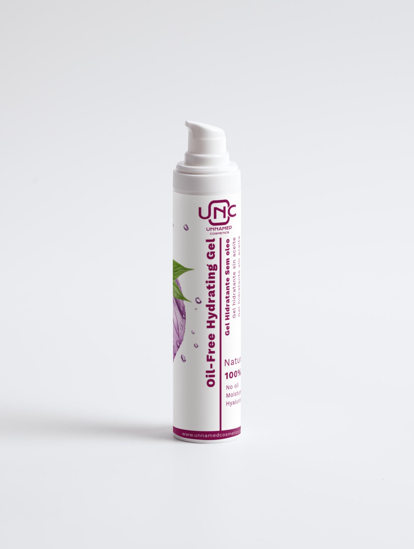 Gel hidratante oil-free em embalagem pump branca com detalhes em roxo