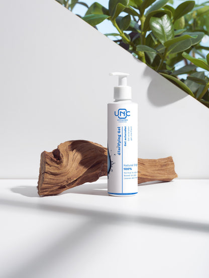 Selfnamed Gel Limpeza cleansing gel in white pump bottle with natural wood and green leaves background