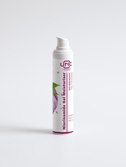 Frasco branco de hidratante com niacinamida para pele sensível com design floral