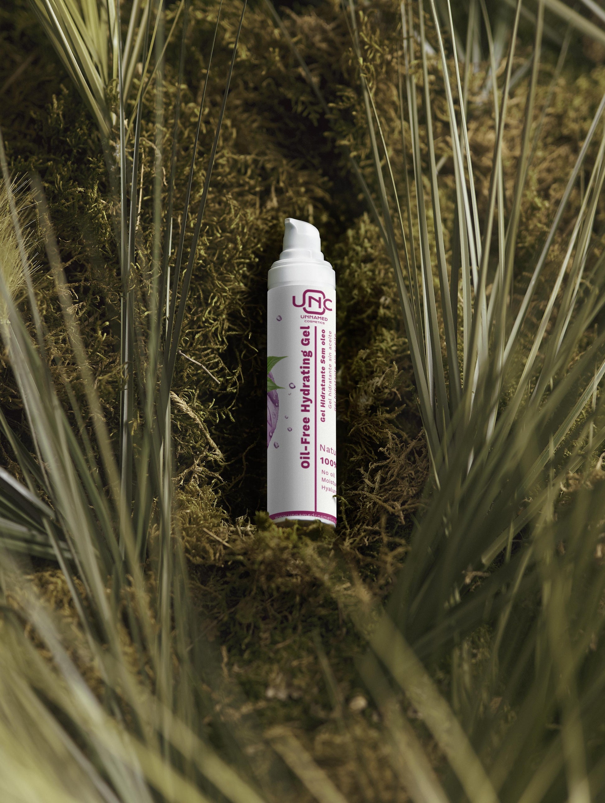 Gel hidratante oil-free em embalagem branca com detalhes rosa sobre musgo e plantas