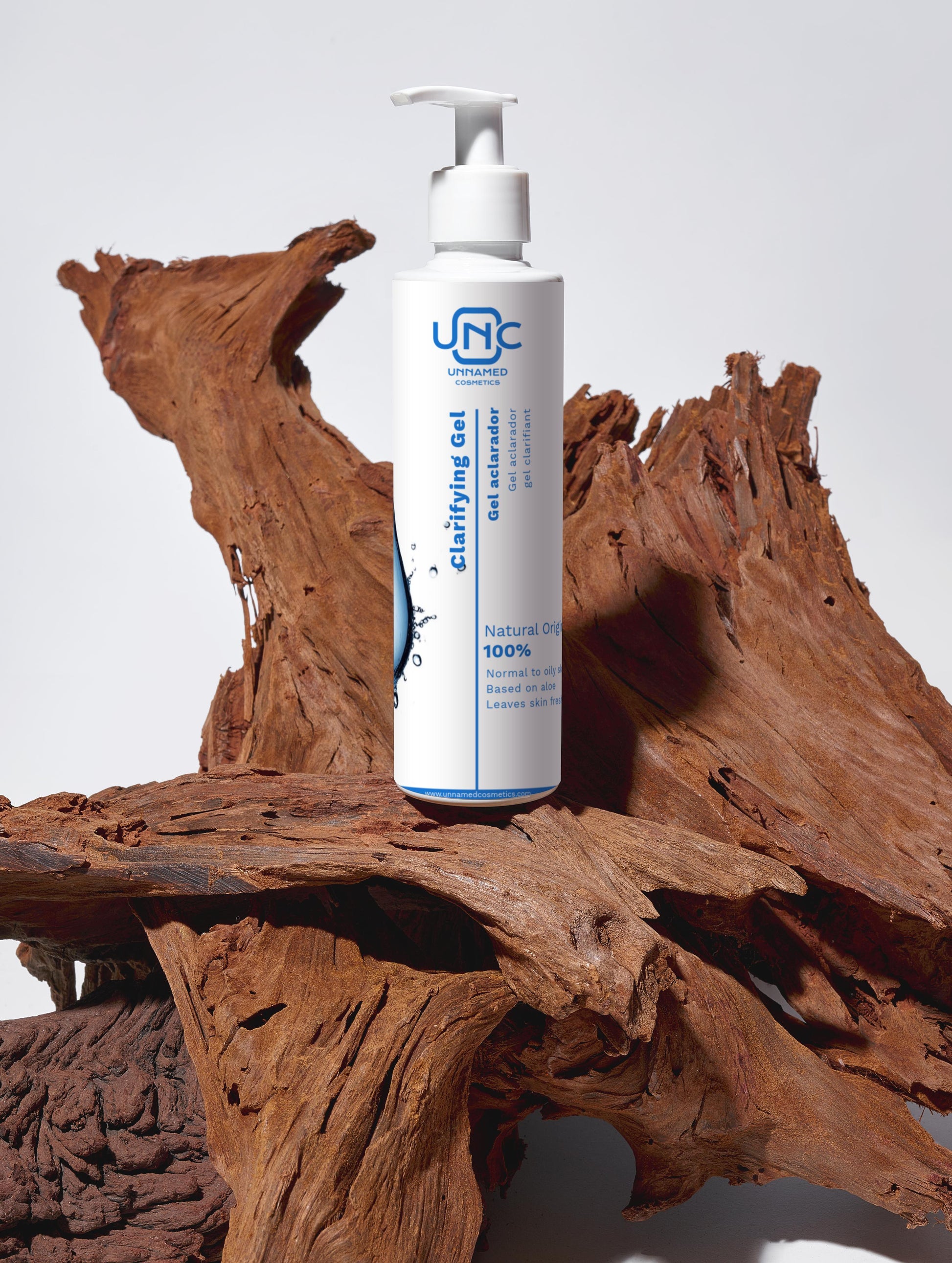 Selfnamed Gel Limpeza clarifying gel in white pump bottle displayed on natural wood background