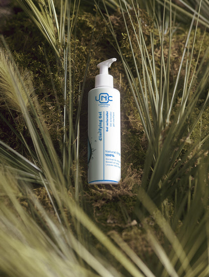 Selfnamed Gel Limpeza cleansing gel in white pump bottle placed on natural grass background